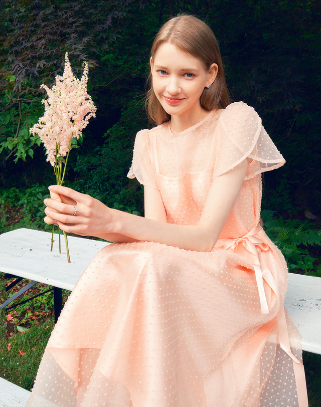 엠므 DAISY See-through Petal sleeve Lace dress_peach pink 피치 착용컷