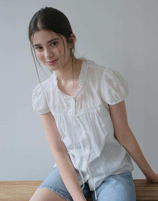 벰버 MINI RUFFLE LACE TRIM HALF SLEEVE BLOUSE_WHITE 화이트 착용컷