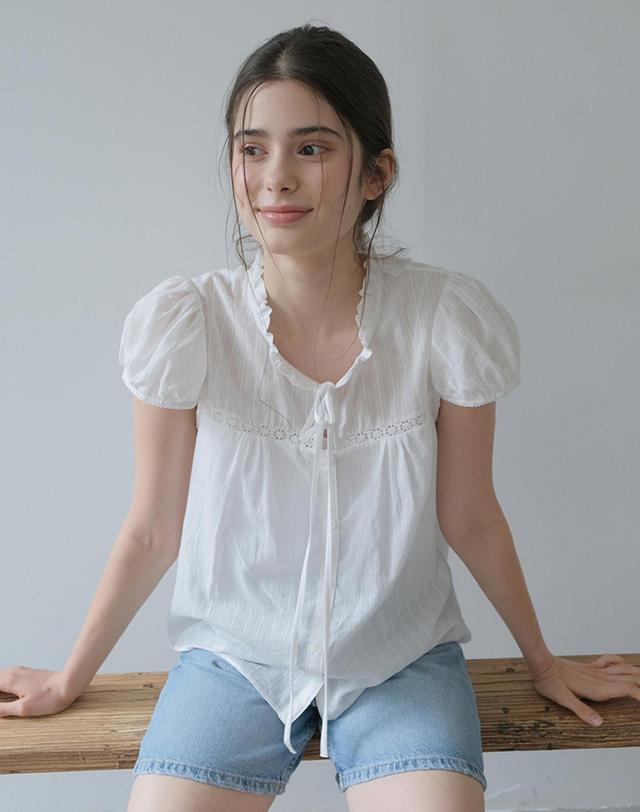 벰버 MINI RUFFLE LACE TRIM HALF SLEEVE BLOUSE_WHITE 화이트 착용컷