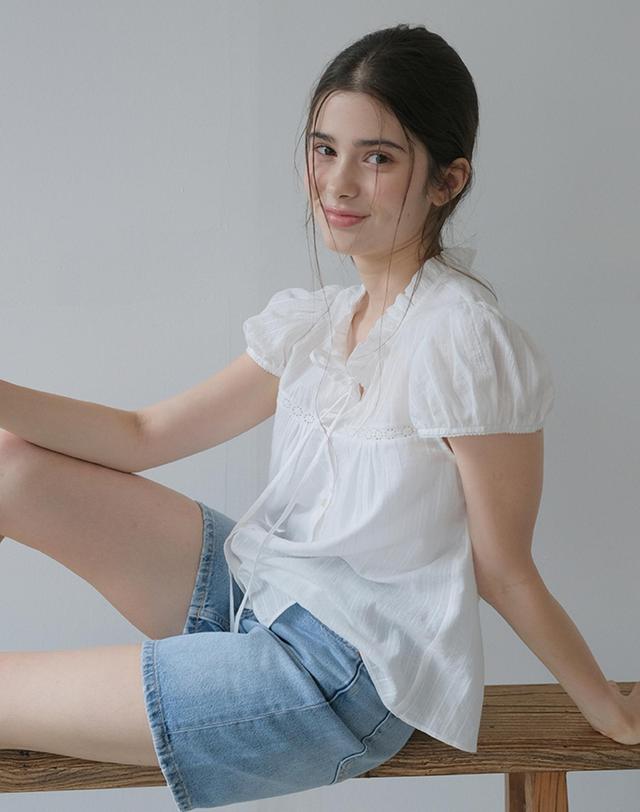 벰버 MINI RUFFLE LACE TRIM HALF SLEEVE BLOUSE_WHITE 화이트 착용컷
