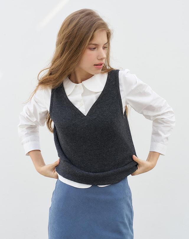 벰버 HEART NECK VEST_CHARCOAL 그레이 착용컷