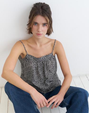 FLORAL STRAP SLEEVELESS BLOUSE_BLACK