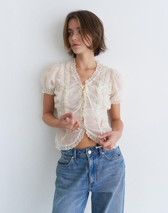 벰버 PUFF SLEEVE LACE POINT BLOUSE_CREAM 아이보리 착용컷