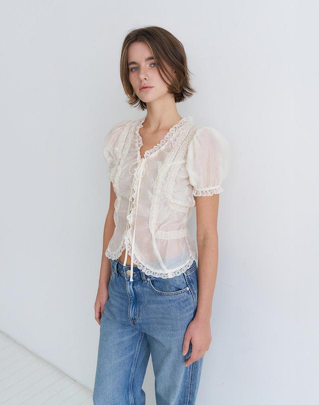 벰버 PUFF SLEEVE LACE POINT BLOUSE_CREAM 아이보리 착용컷