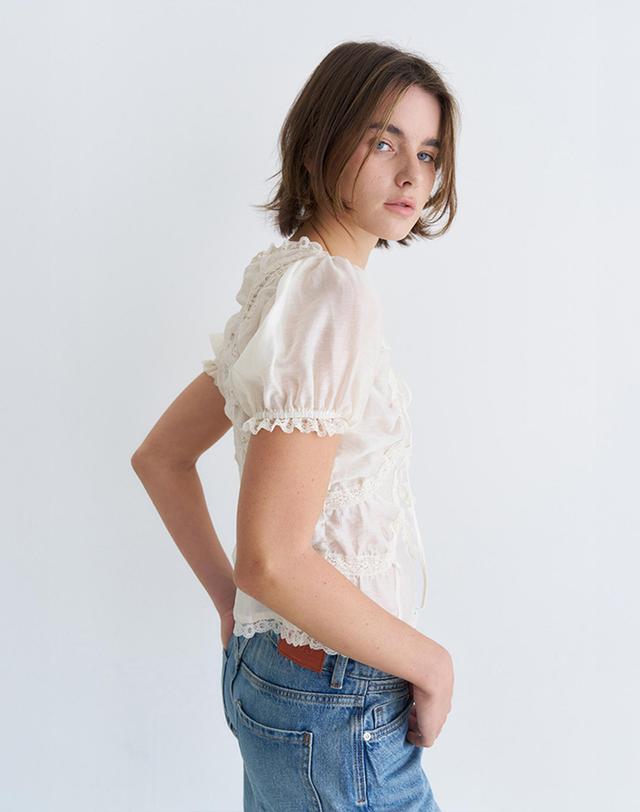 벰버 PUFF SLEEVE LACE POINT BLOUSE_CREAM 아이보리 착용컷