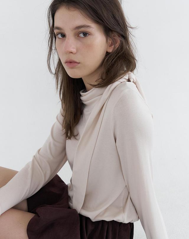 벰버 DRAPE RIBBON NECK T-SHIRT_2COLOR 착용컷
