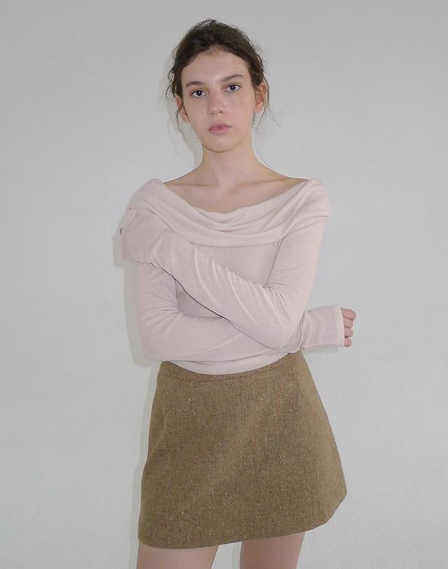 벰버 DRAPE OFF-SHOULDER LONG SLEEVE T-SHIRT_2COLOR 착용컷