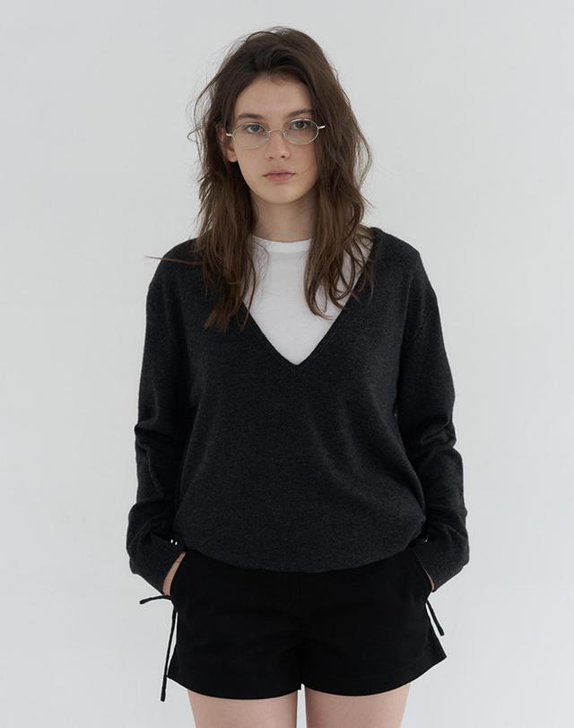 벰버 DEEP V-NECK STRING WOOL BLENDED KNIT_CHARCOAL 그레이 착용컷