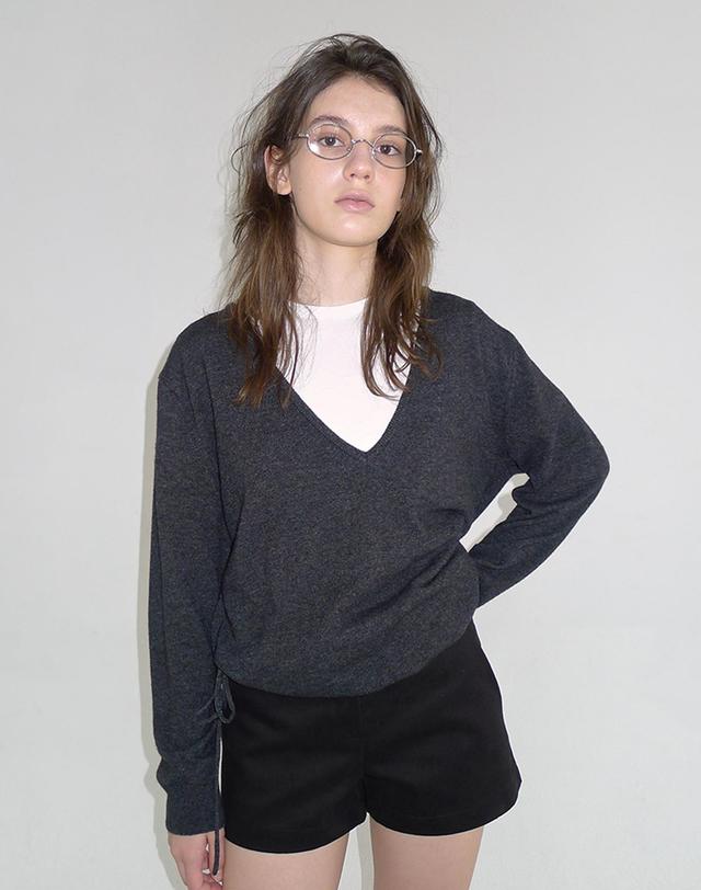 벰버 DEEP V-NECK STRING WOOL BLENDED KNIT_CHARCOAL 그레이 착용컷
