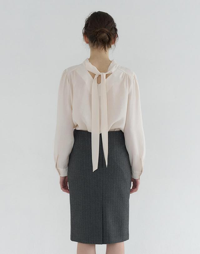 벰버 TWO-WAY LONG SLEEVE TIE BLOUSE_CREAM 아이보리 착용컷