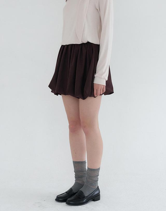 벰버 FAUX SUEDE BALLOON MINI SKIRT_RED BEAN 브라운 착용컷