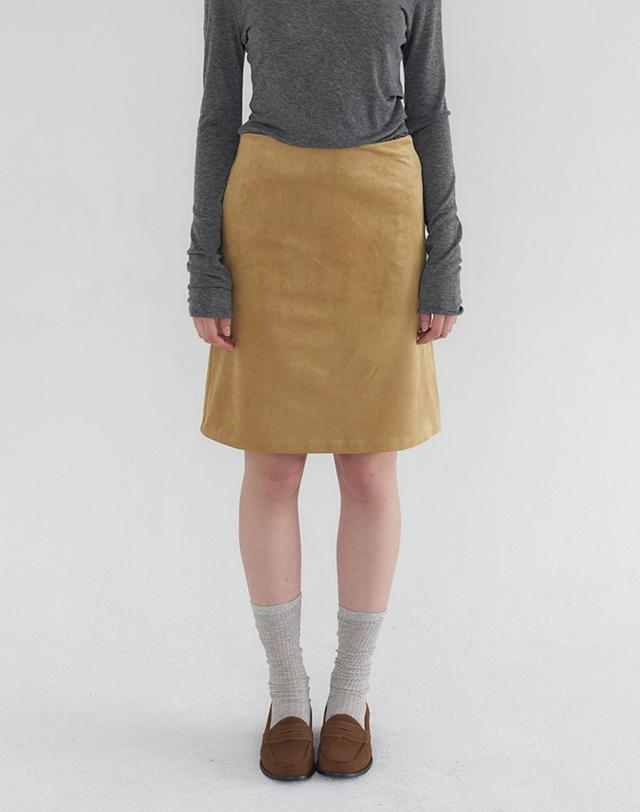 벰버 FAUX SUEDE BASIC SKIRT_MUSTARD 머스타드 착용컷
