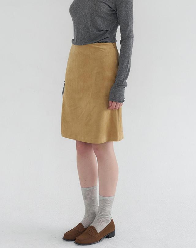 벰버 FAUX SUEDE BASIC SKIRT_MUSTARD 머스타드 착용컷