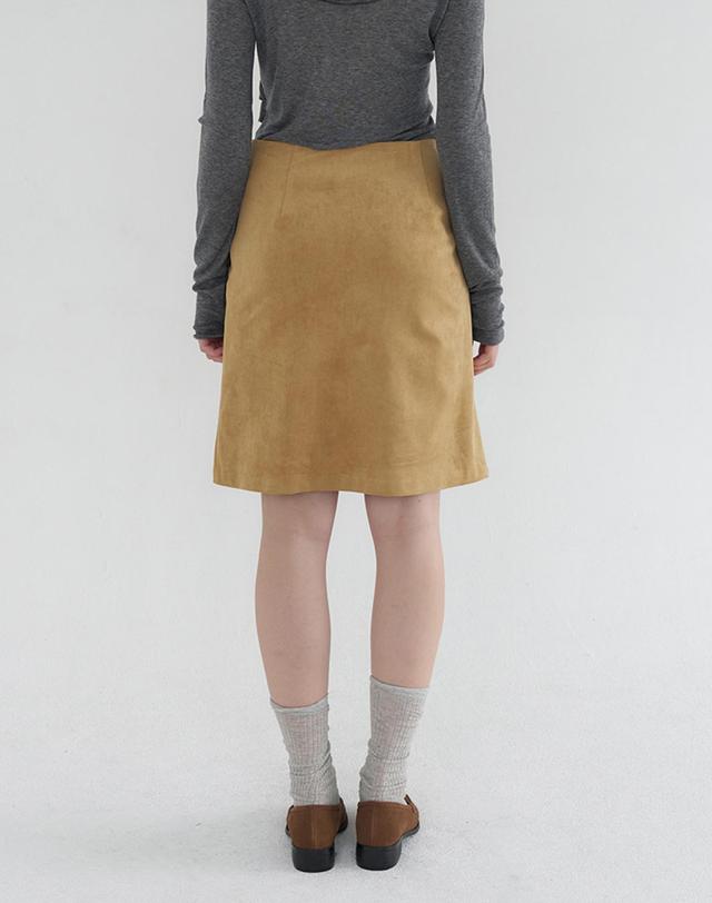 벰버 FAUX SUEDE BASIC SKIRT_MUSTARD 머스타드 착용컷