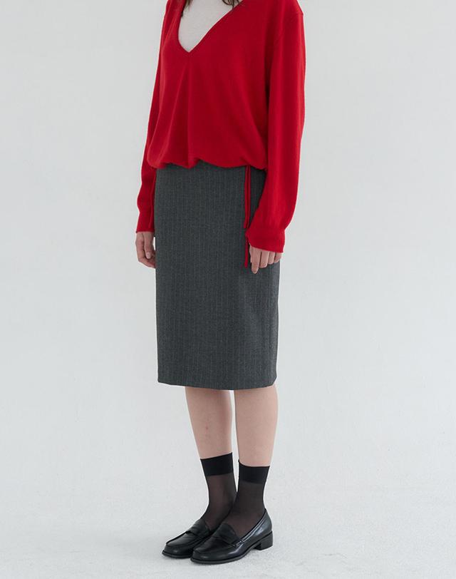 벰버 STRIPE MIDI SKIRT_CHARCOAL 그레이 착용컷