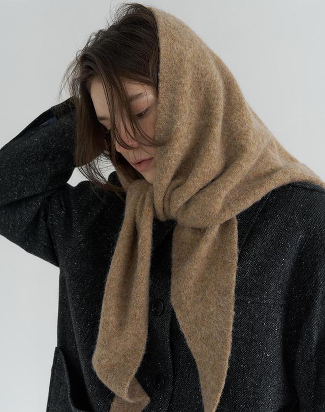 벰버 TRIANGLE ANGORA BLENDED KNIT MUFFLER_BEIGE 베이지 착용컷