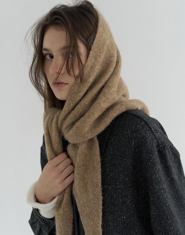 벰버 TRIANGLE ANGORA BLENDED KNIT MUFFLER_BEIGE 베이지 착용컷