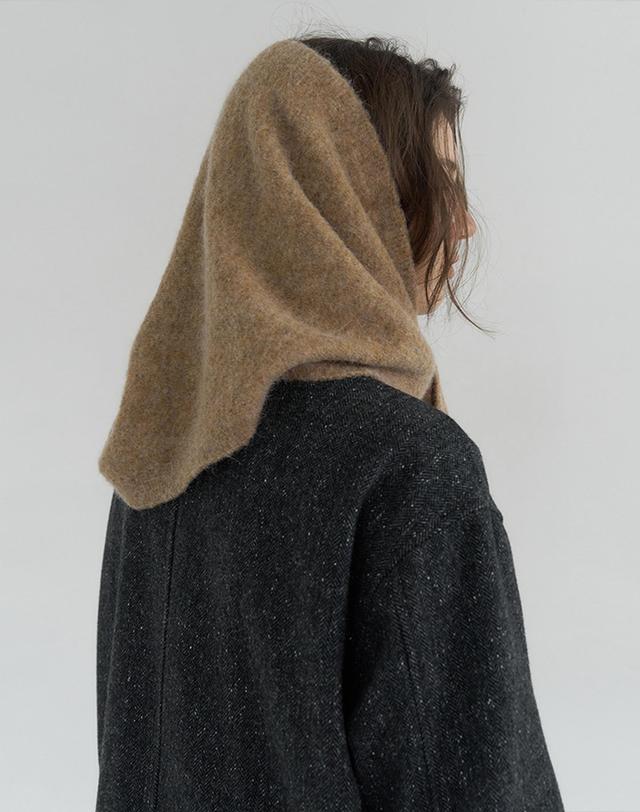 벰버 TRIANGLE ANGORA BLENDED KNIT MUFFLER_BEIGE 베이지 착용컷