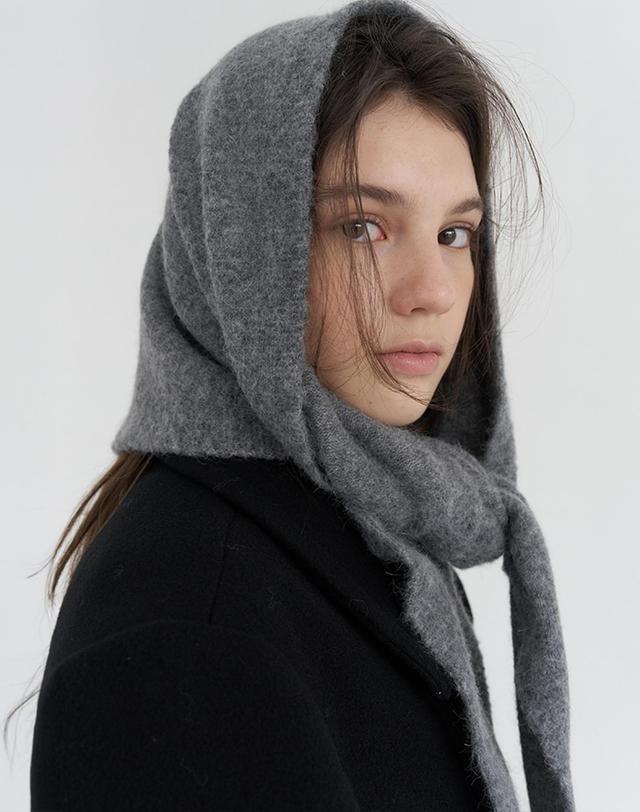 벰버 TRIANGLE ANGORA BLENDED KNIT MUFFLER_GREY 그레이 착용컷