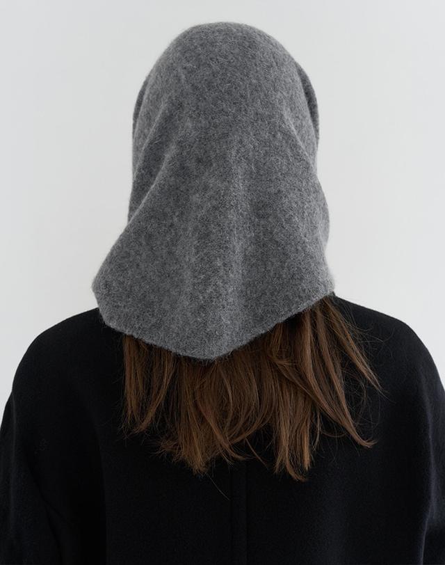 벰버 TRIANGLE ANGORA BLENDED KNIT MUFFLER_GREY 그레이 착용컷