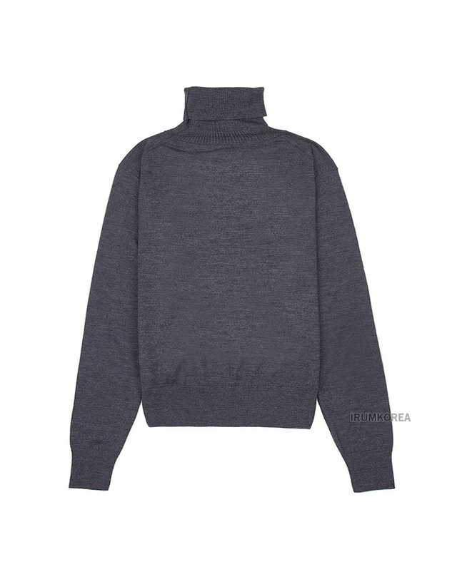 아미 [아미] FW24 여성 스몰 하트 로고 니트 FKS411 KN0025 055 착용컷
