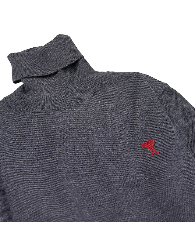 아미 [아미] FW24 여성 스몰 하트 로고 니트 FKS411 KN0025 055 착용컷
