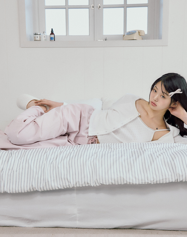 코랄리크 코지 와이드 투웨이 우븐 팬츠 라이트핑크 착용컷