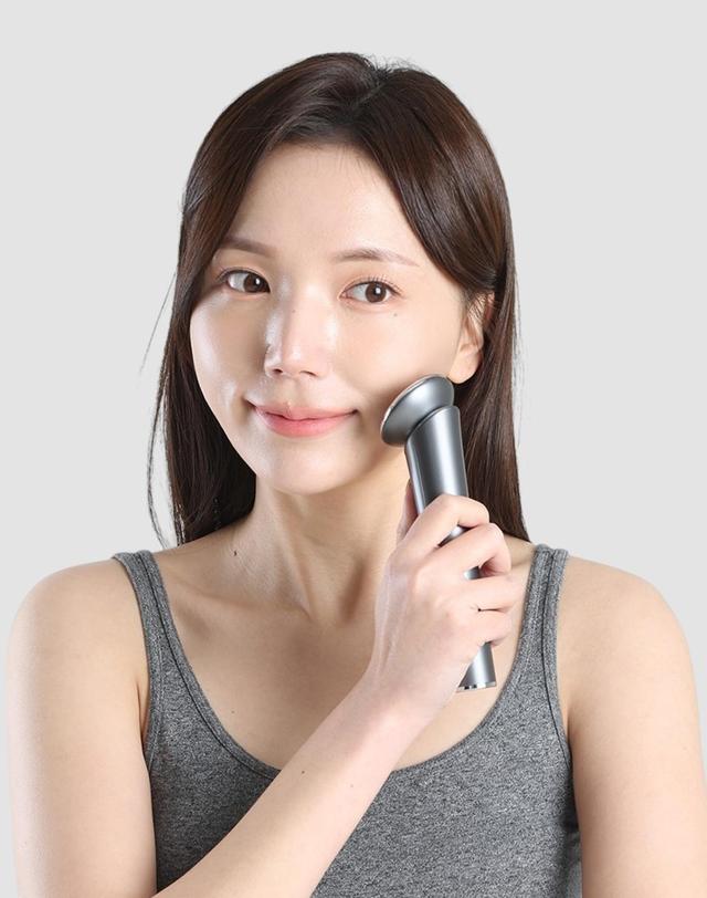 펄케어 펄케어 뉴보르나 갈바닉 마사지기 뷰티 디바이스 그레이 착용컷