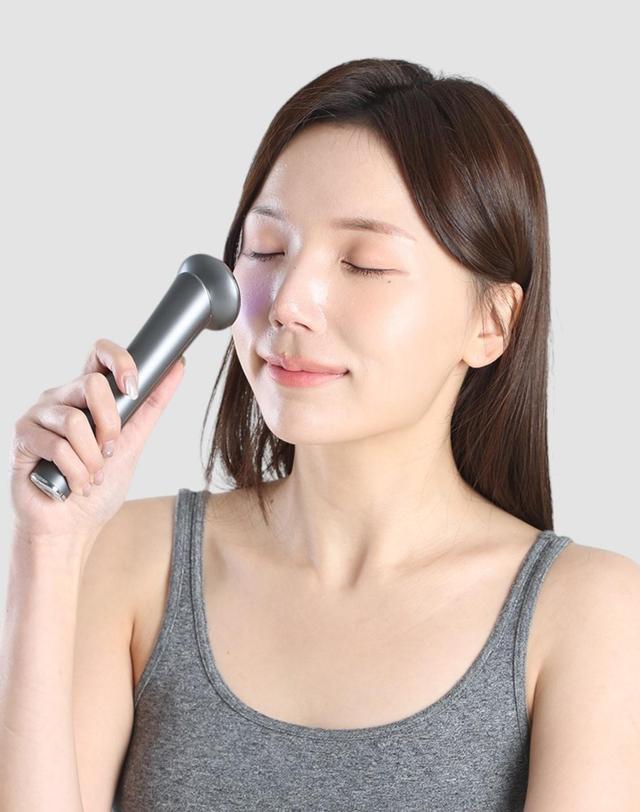 펄케어 펄케어 뉴보르나 갈바닉 마사지기 뷰티 디바이스 그레이 착용컷