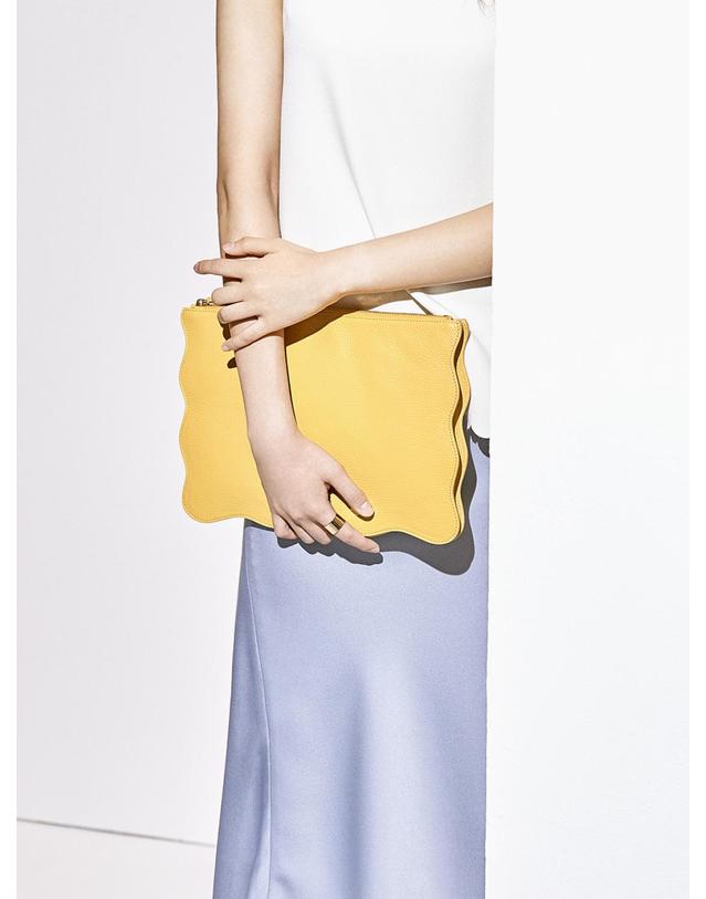 엘더블유엘 RUFFLE CLUTCH (러플 클러치) Yellow 노랑 착용컷