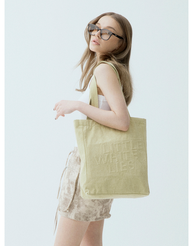 엘더블유엘 CANDY CRUSH DENIM TOTE v MUSTARD (캔디크러시 데님 토트 v 머스타드) 착용컷