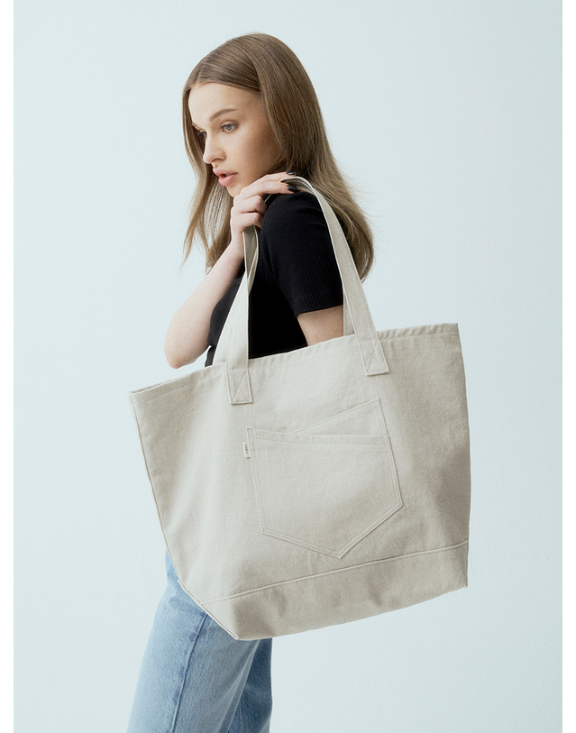 엘더블유엘 CANDY CRUSH DENIM TOTE h BEIGE (캔디크러시 데님 토트 h 베이지) 착용컷