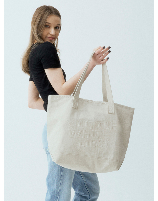 엘더블유엘 CANDY CRUSH DENIM TOTE h BEIGE (캔디크러시 데님 토트 h 베이지) 착용컷
