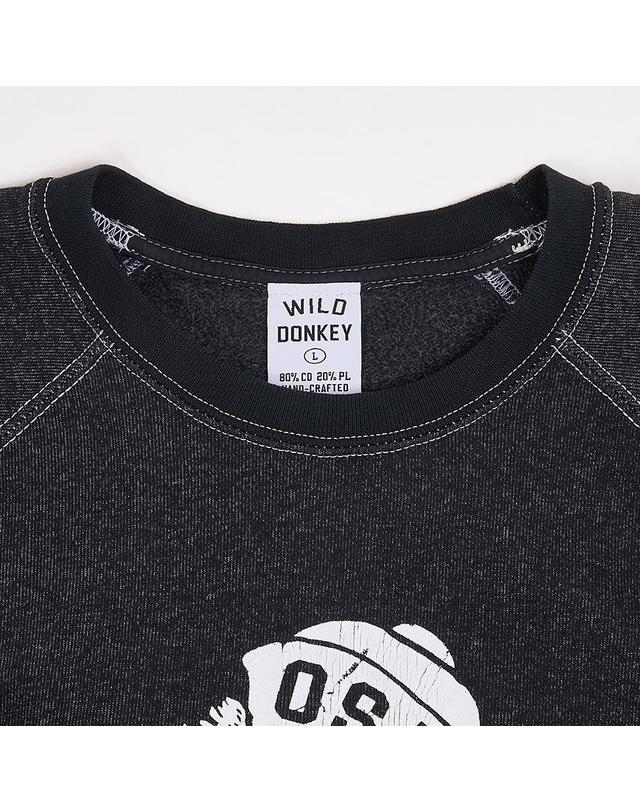 와일드 동키 [와일드 동키] FW25 공용 오리건 맨투맨 FR OREGON OLD BLACK 착용컷