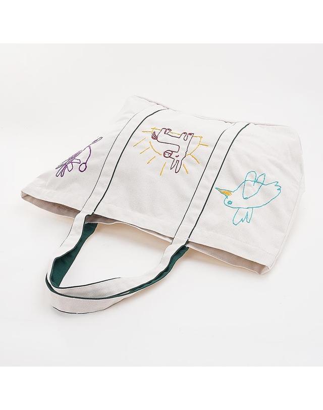 와일드 동키 [와일드 동키] SS26 공용 스크리블 4 토트백 BG SCRIBBLE 4 NATURAL BOTTLE 착용컷