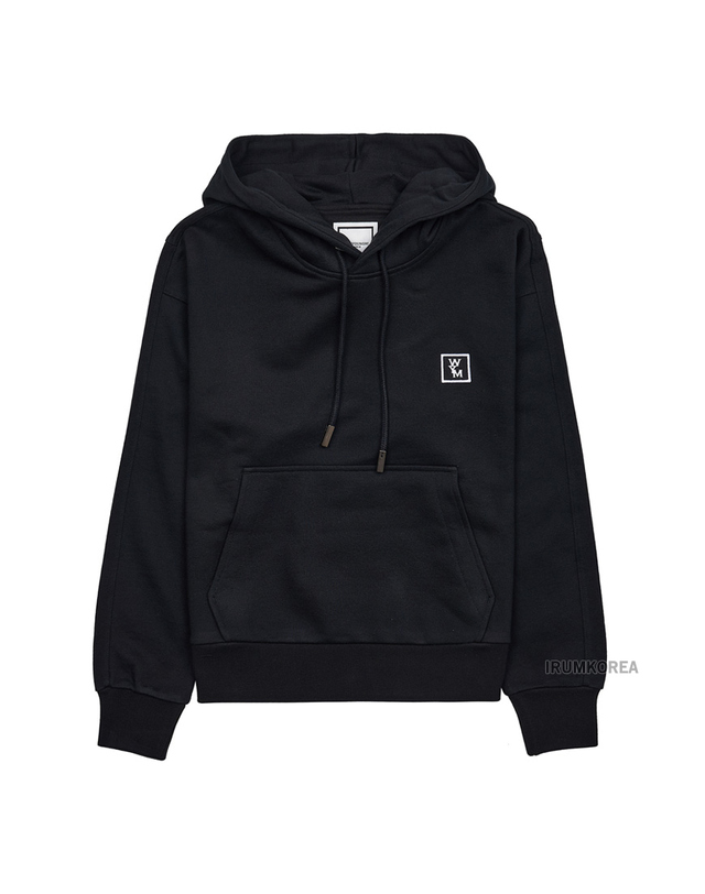 우영미 [WOOYOUNGMI] FW24 남성 백로고 후드 티셔츠 M243TS37 723B 착용컷