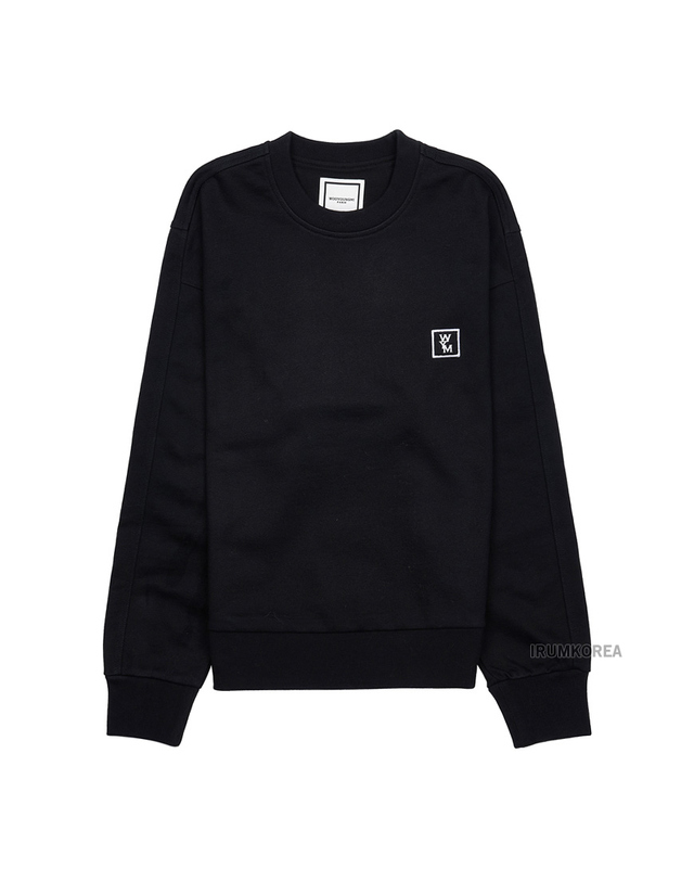 우영미 [WOOYOUNGMI] FW24 남성 백로고 맨투맨 M243TS27 723B 착용컷