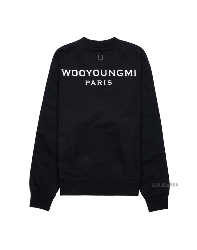 우영미 [WOOYOUNGMI] FW24 남성 백로고 맨투맨 M243TS27 723B 착용컷