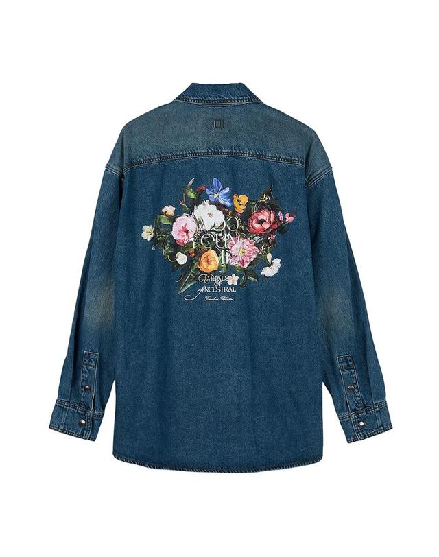 우영미 [WOOYOUNGMI] FW25 남성 플라워 백로고 셔츠 W253SH26 885L 착용컷