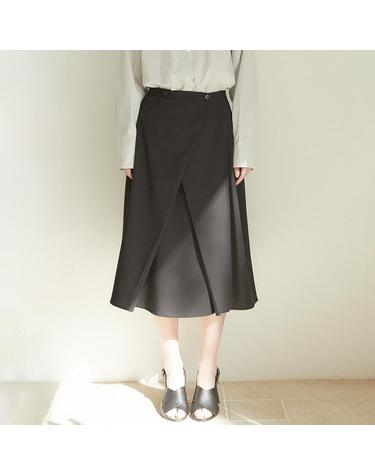 Pleated A-line skirt (black)
