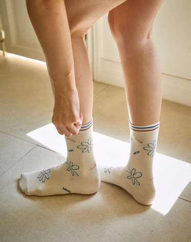 S38_FLUTTERING FLOWERS SOCKS_blue