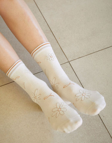 S38_FLUTTERING FLOWERS SOCKS_beige