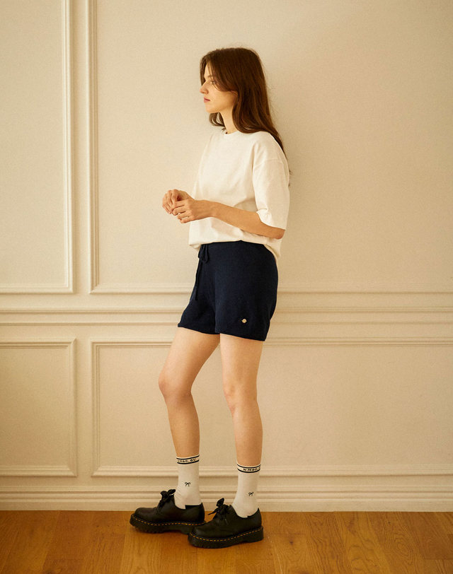 앤무오유 S41_STRIPE RIBBON SOCKS 착용컷