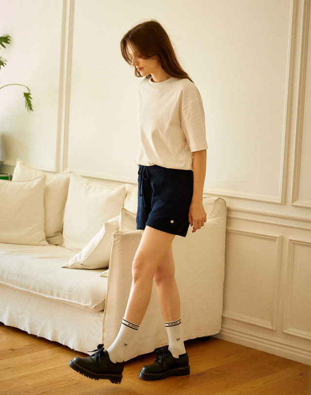 앤무오유 S41_STRIPE RIBBON SOCKS 착용컷