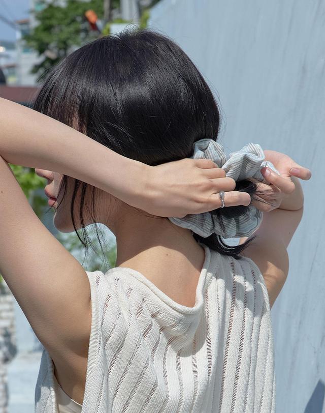 앤무오유 Mixed stripe scrunchie (2colors) 착용컷