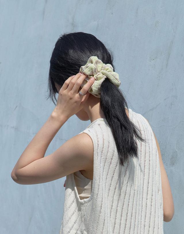 앤무오유 Mixed stripe scrunchie (2colors) 착용컷