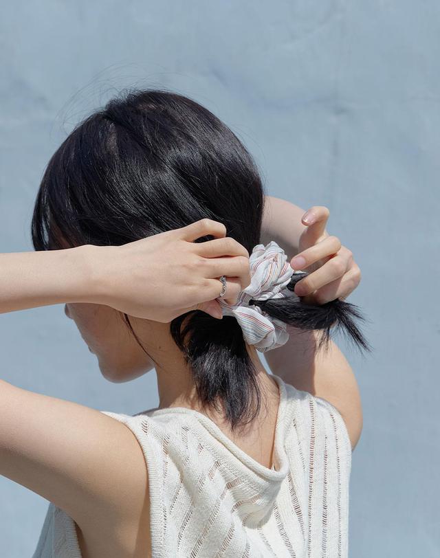 앤무오유 Sunfade stripe scrunchie 착용컷