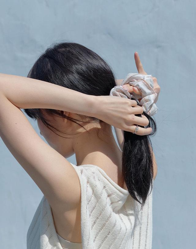 앤무오유 Sunfade stripe scrunchie 착용컷