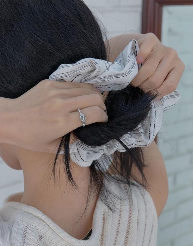 앤무오유 Rough stripe scrunchie 착용컷