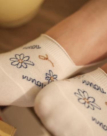 F03_FLUTTERING FLOWERS FAKE SOCKS_blue